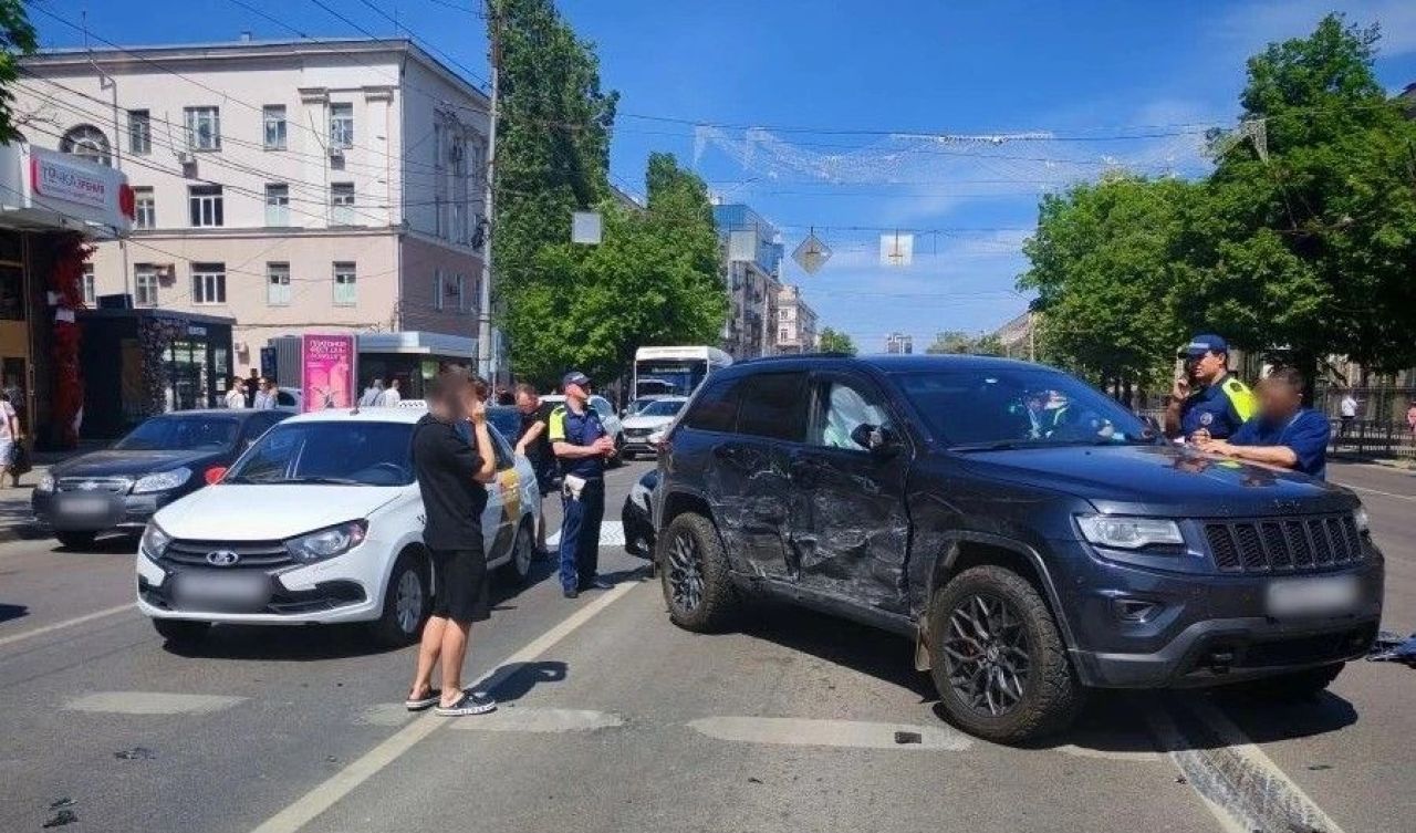 Пешеход стал жертвой жуткого массового ДТП в центре Воронежа