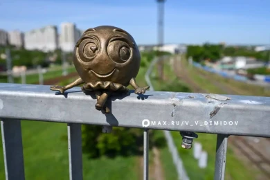 В Белгороде вандалы продолжают крушить безобидных колобков-смайлов на мосту