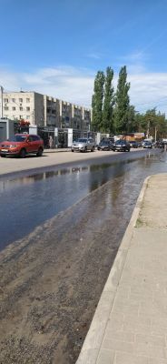Вонючая река больше недели течёт в центре воронежского микрорайона