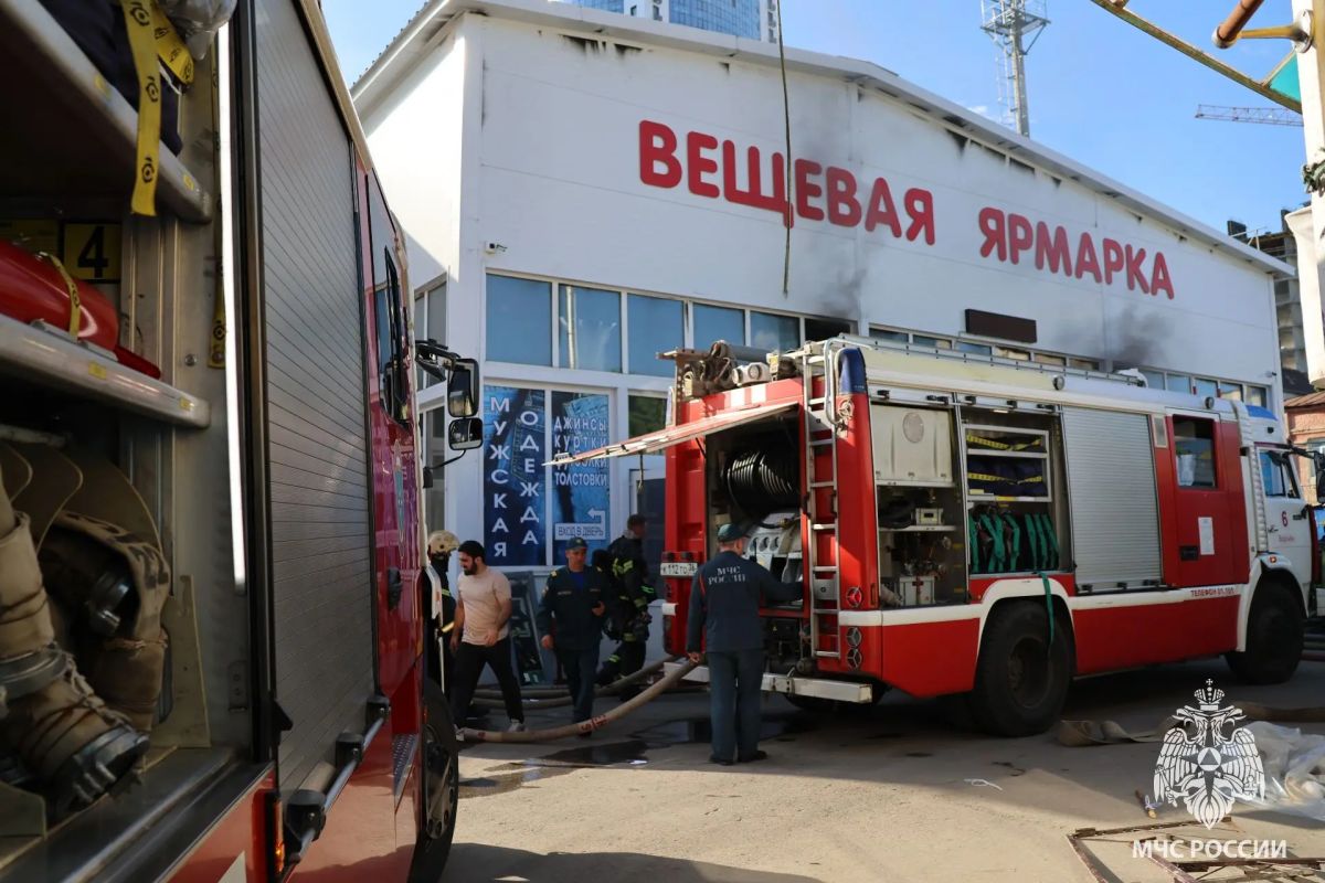 Огонь охватил Кольцовский рынок в&nbsp;Воронеже