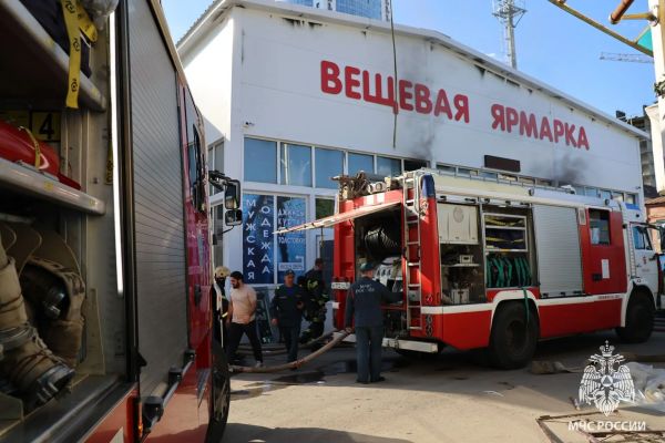 Огонь охватил Кольцовский рынок в Воронеже