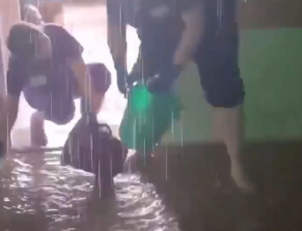 Водопад внезапно хлынул с потолка в воронежской больнице (ВИДЕО)