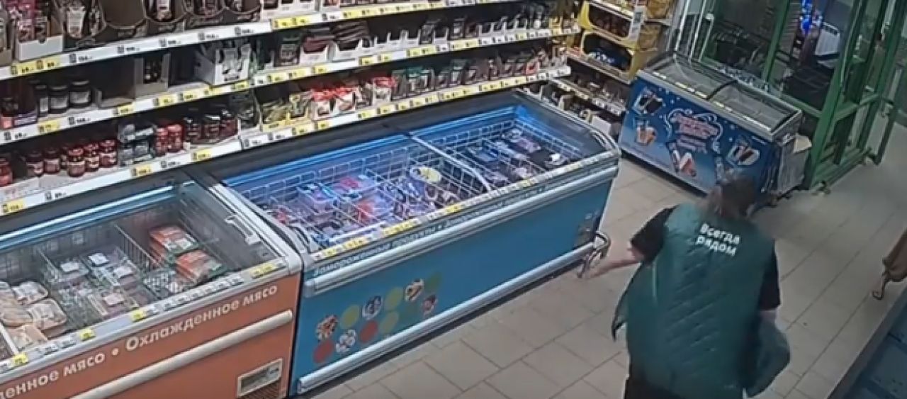 Работник воронежского магазина эпично остановила юного грабителя