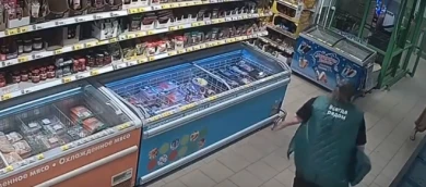 Работник воронежского магазина эпично остановила юного грабителя