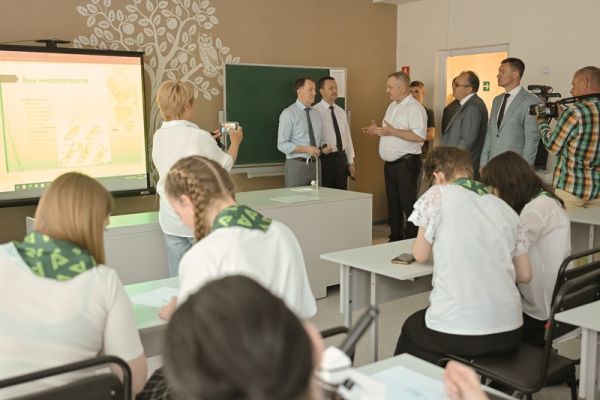 Школьный стадион стал местом притяжения жителей города Воронежской области