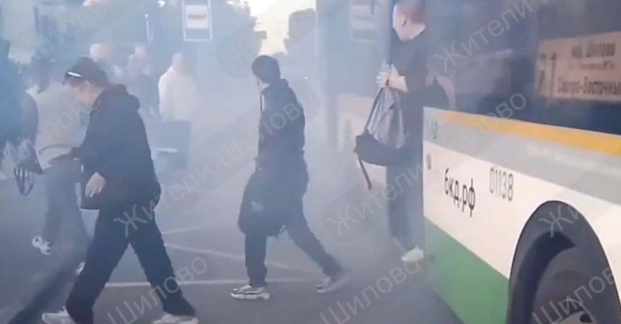 Пассажирский автобус начал дымиться посреди маршрута и напугал воронежцев