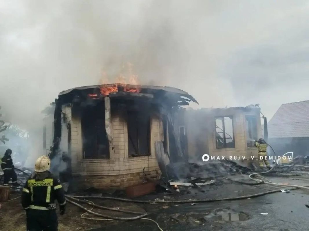 В результате атаки БПЛА на частный сектор Белгорода загорелся жилой дом