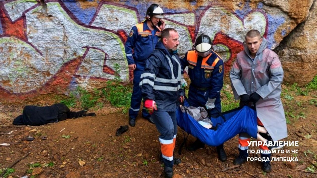В Каменном логу с 15-метровой высоты упали двое липчан