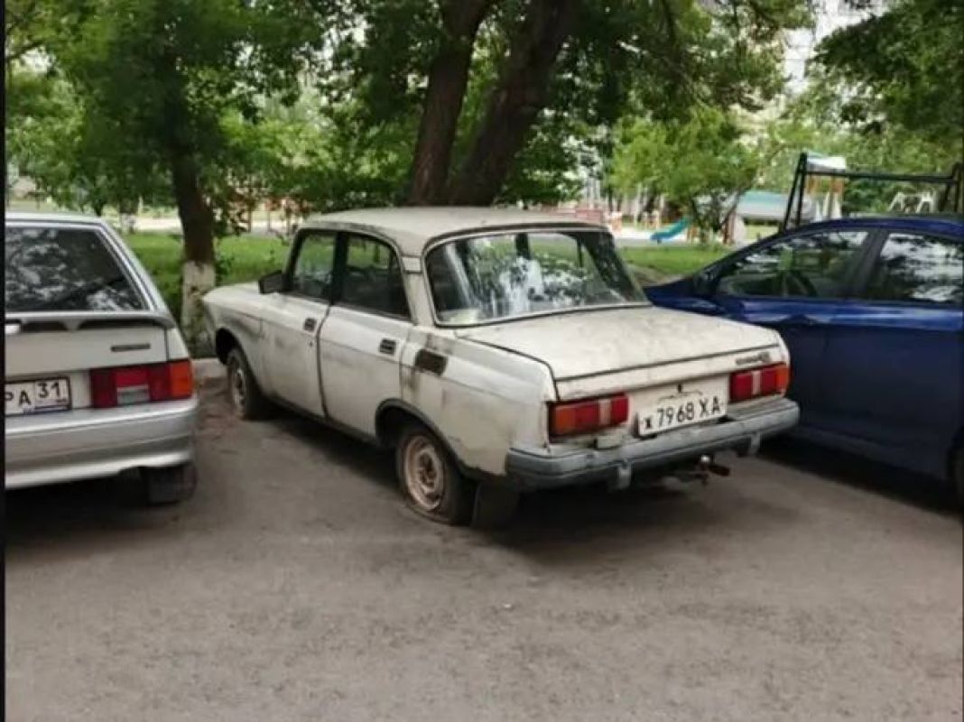 В Белгороде «убитые» и брошенные машины эвакуируют на спецстоянку