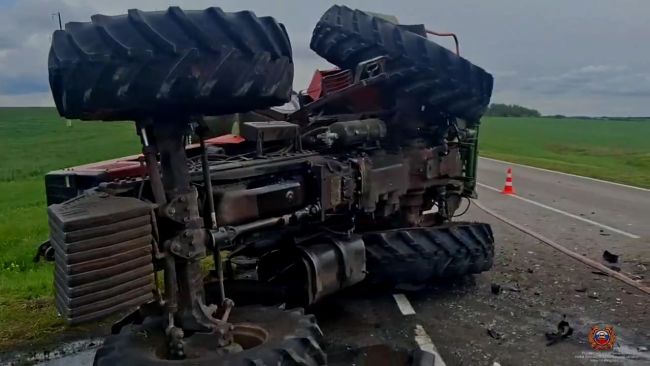 Под Белгородом легковушка при обгоне протаранила трактор и повалила его на бок