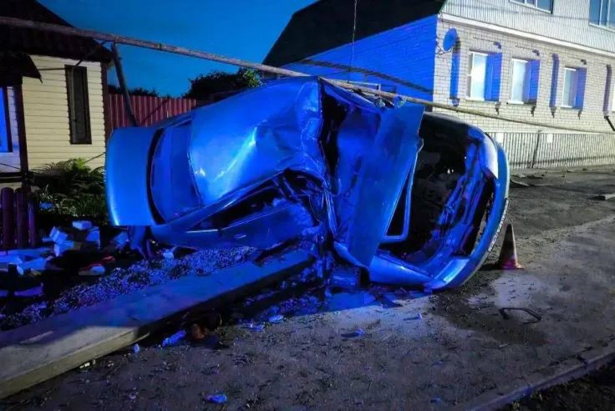 Под Липецком автомобиль «Ауди» врезался в световую опору: погибла девушка