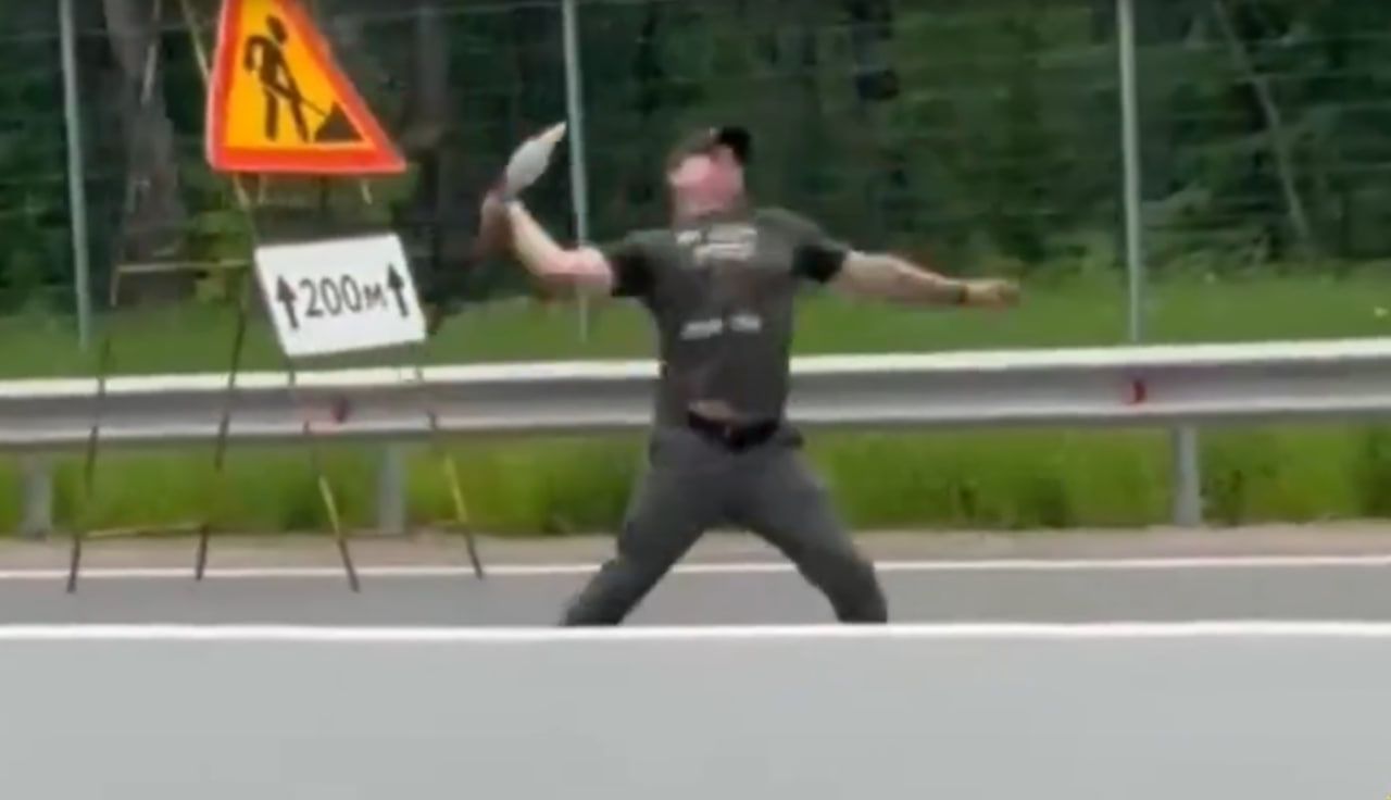 Расстроенный аварией мужчина метал лопату в&nbsp;проезжающие машины (ВИДЕО)