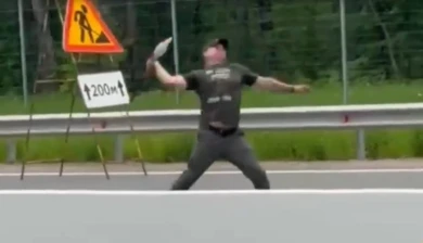 Расстроенный аварией мужчина метал лопату в проезжающие машины (ВИДЕО)