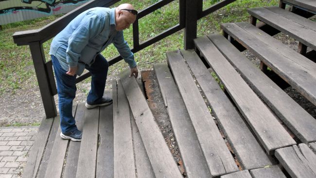 Почему лестница на входе в главный парк Воронежа находится в аварийном состоянии