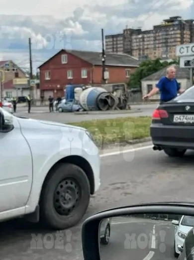 Бетономешалка раздавила легковушку в Воронеже