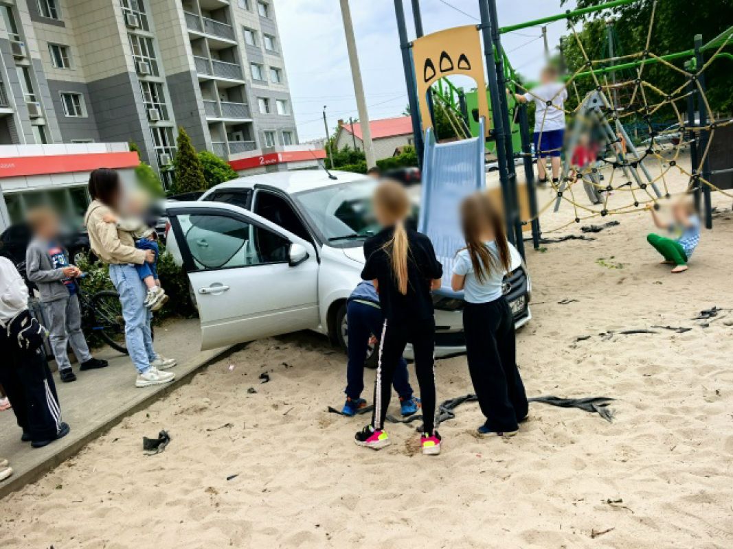 2-летний малыш за&nbsp;рулём автомобиля влетел на&nbsp;детскую площадку в&nbsp;Воронеже
