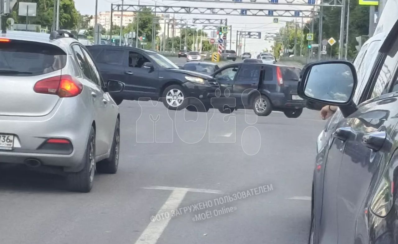 О ДТП с&nbsp;чёрными автомобилями сообщили воронежцы