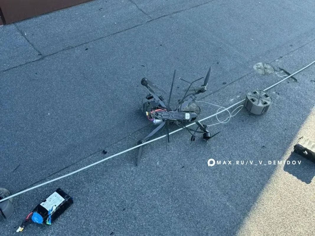 Украинский БПЛА чудом не взорвался, улегшись на крышу дома в Белгороде