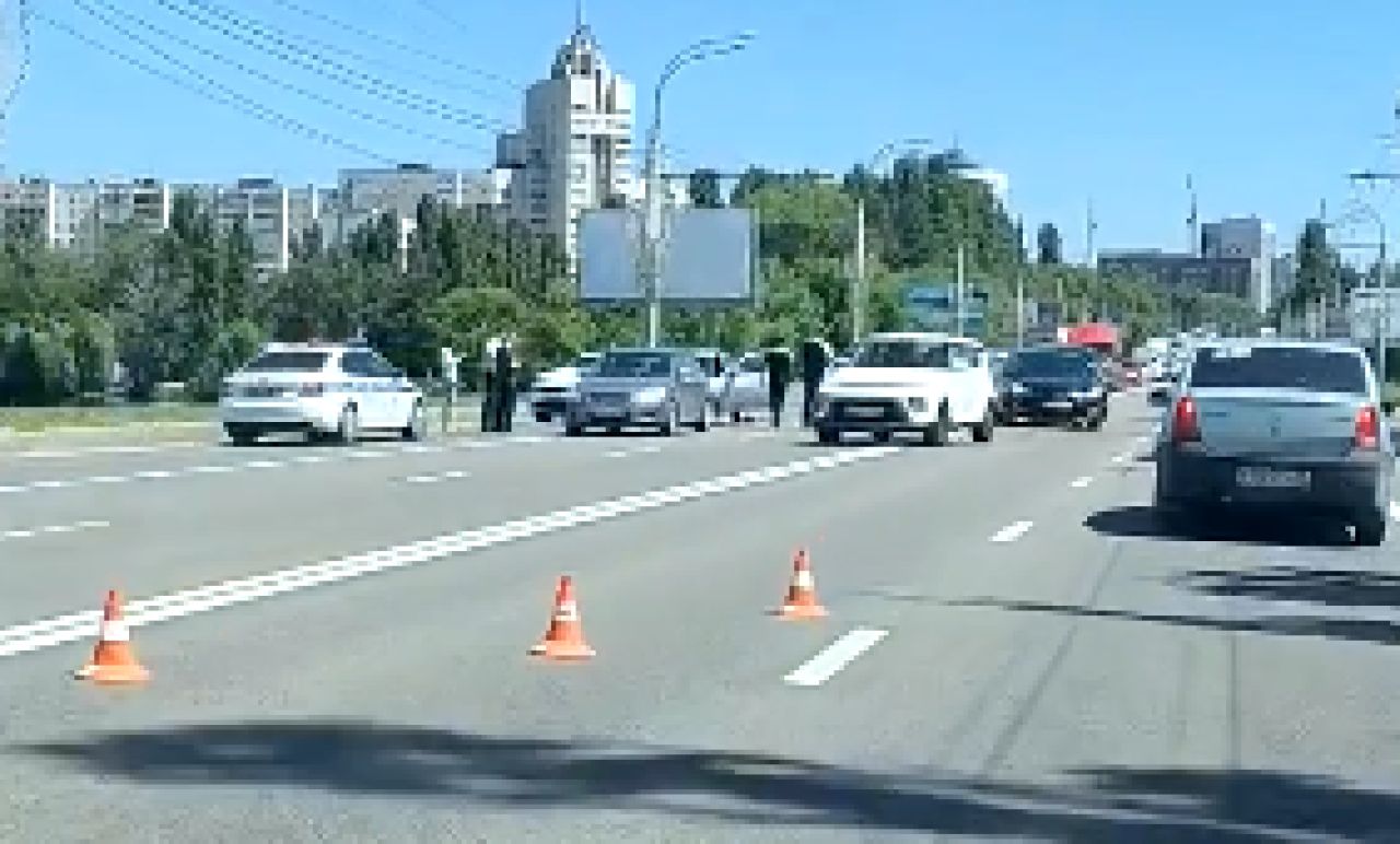 Пробка сковала воронежский мост из-за ДТП (ВИДЕО)