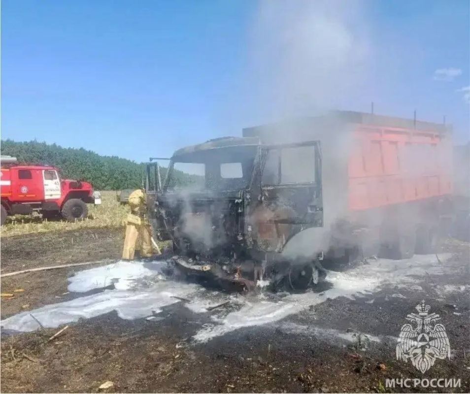 В Липецкой области в поле загорелся КамАЗ с 40 тоннами зерна