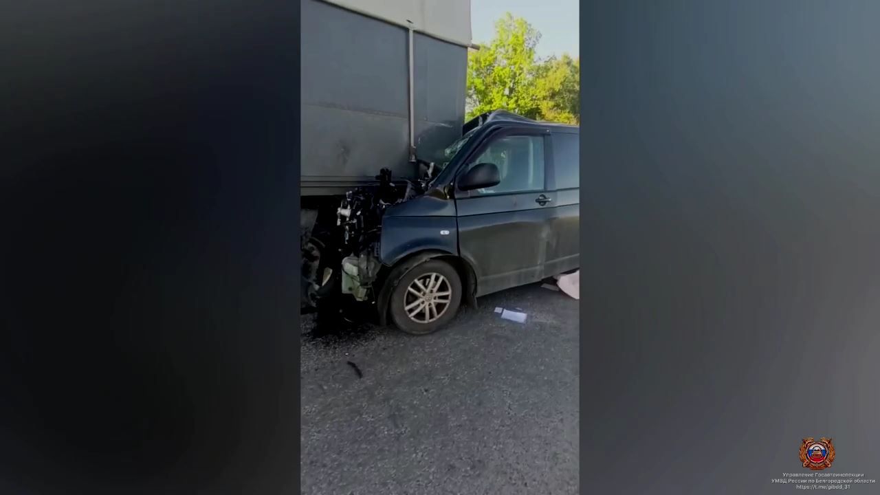 КамАЗ раздавил легковушку на белгородской трассе
