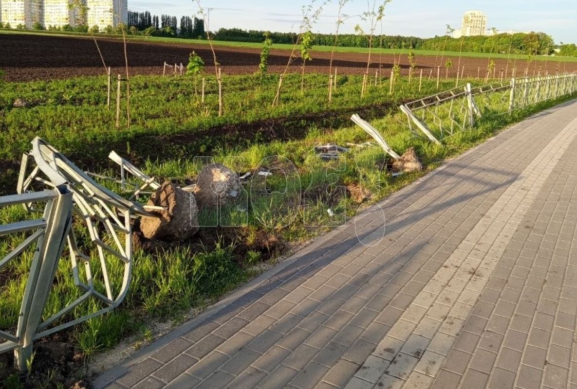 Неизвестный снёс ограждение на&nbsp;воронежской улице