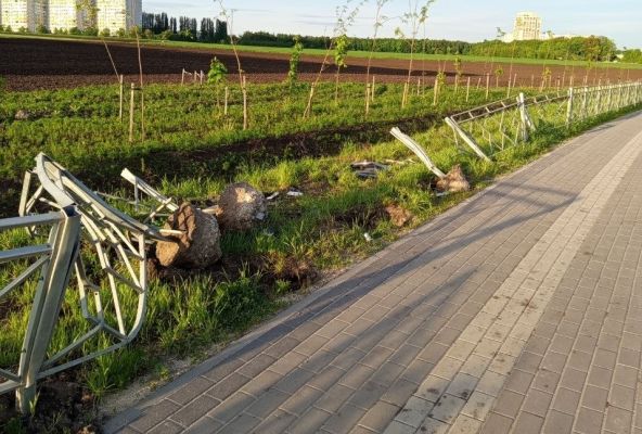 Неизвестный снёс ограждение на воронежской улице