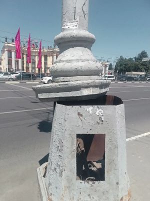 «Окосевший» столб у ж/д вокзала смутил воронежца