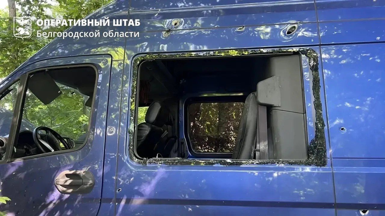 В Белгородской области ранен военный, горят постройки и повреждены автомобили
