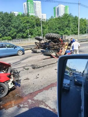 ДТП с трактором, парализовавшее Московский проспект, оказалось массовым: ранен человек