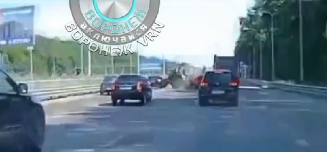 Появилось видео ДТП с трактором, образовавшим огромную пробку в Воронеже