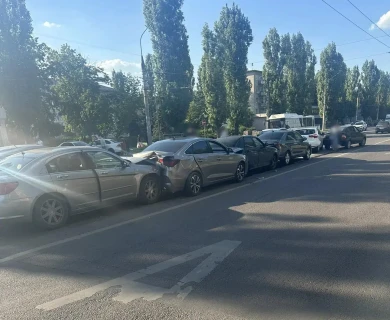 Годовалый малыш и женщина пострадали в ДТП с шестью авто в Воронеже