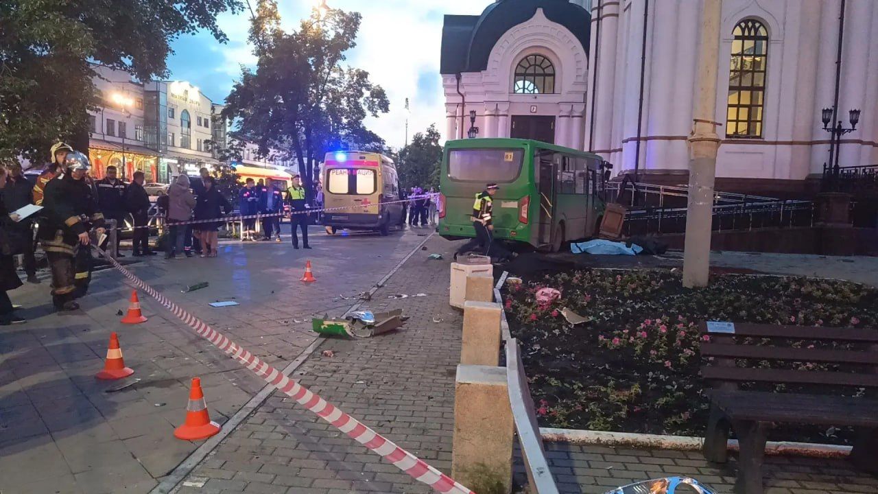 Автобус протаранил толпу на&nbsp;тротуаре: погибли ребёнок и трое взрослых (ВИДЕО)