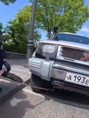 «Оно шевелится!» Шокирующий сюрприз обнаружил водитель под своим авто