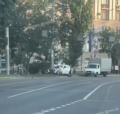 Иномарка врезалась в столб в Воронеже