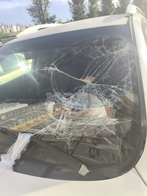 Дети разбили лобовое стекло машины пакетом с водой в воронежском ЖК