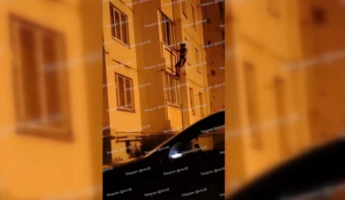Воронежца, который спускался с ребёнком на руках с балкона, задержала полиция