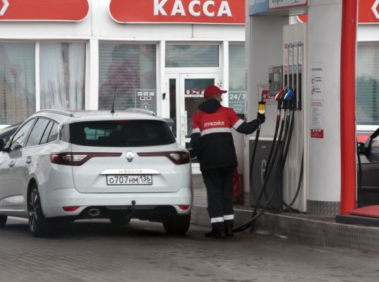 Воронежцам объяснили ограничения на одной из сетей заправок