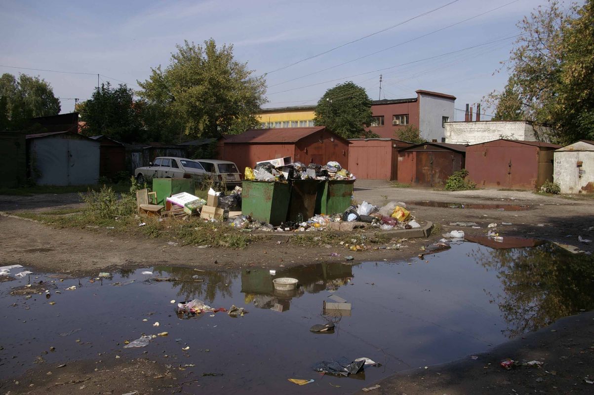 Раненого сортировщика нашли в мусорном баке в Воронежской области