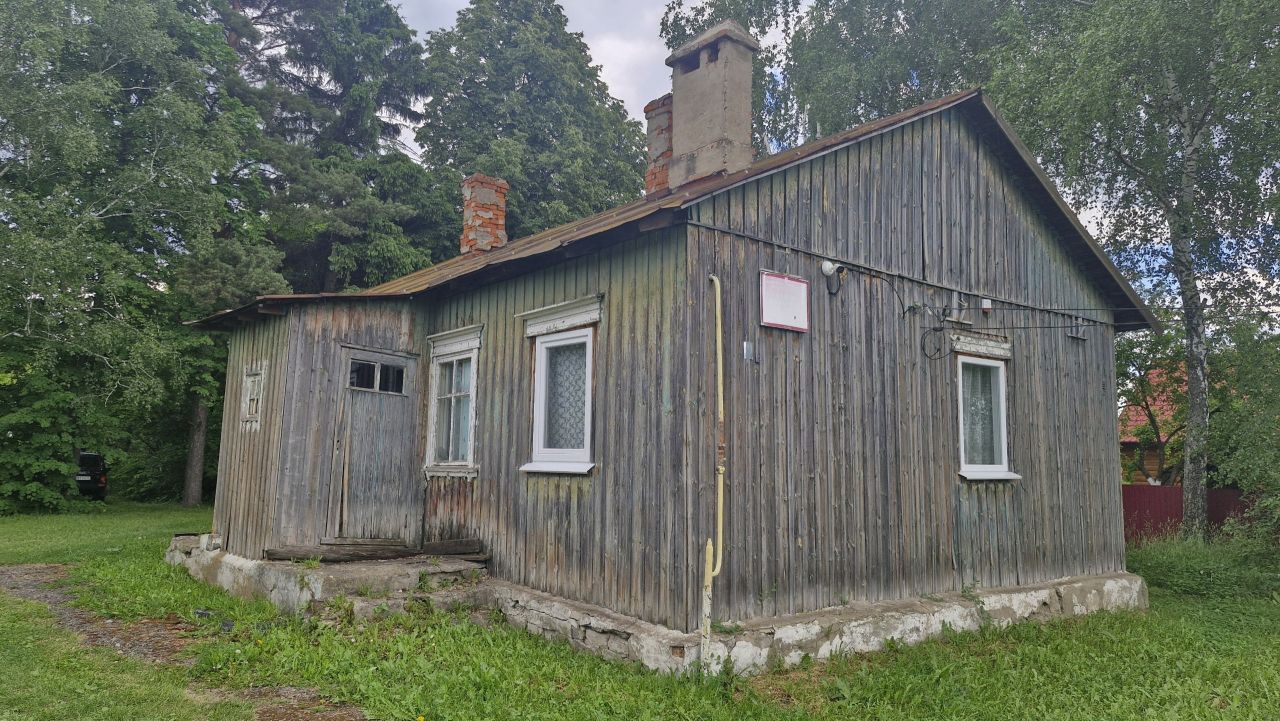 В липецком селе врачи принимают пациентов в ФАПе, похожем на сарай