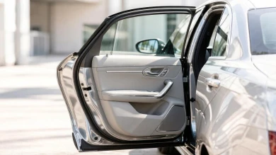 Мужчина бил полицейского дверью автомобиля — у правоохранителя тяжёлые травмы