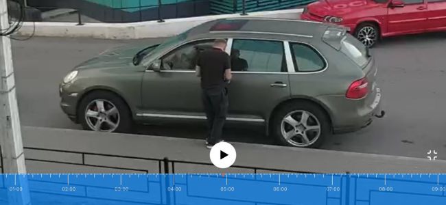 Мужчина напугал жителей воронежского ЖК, дёргая ручки автомобилей