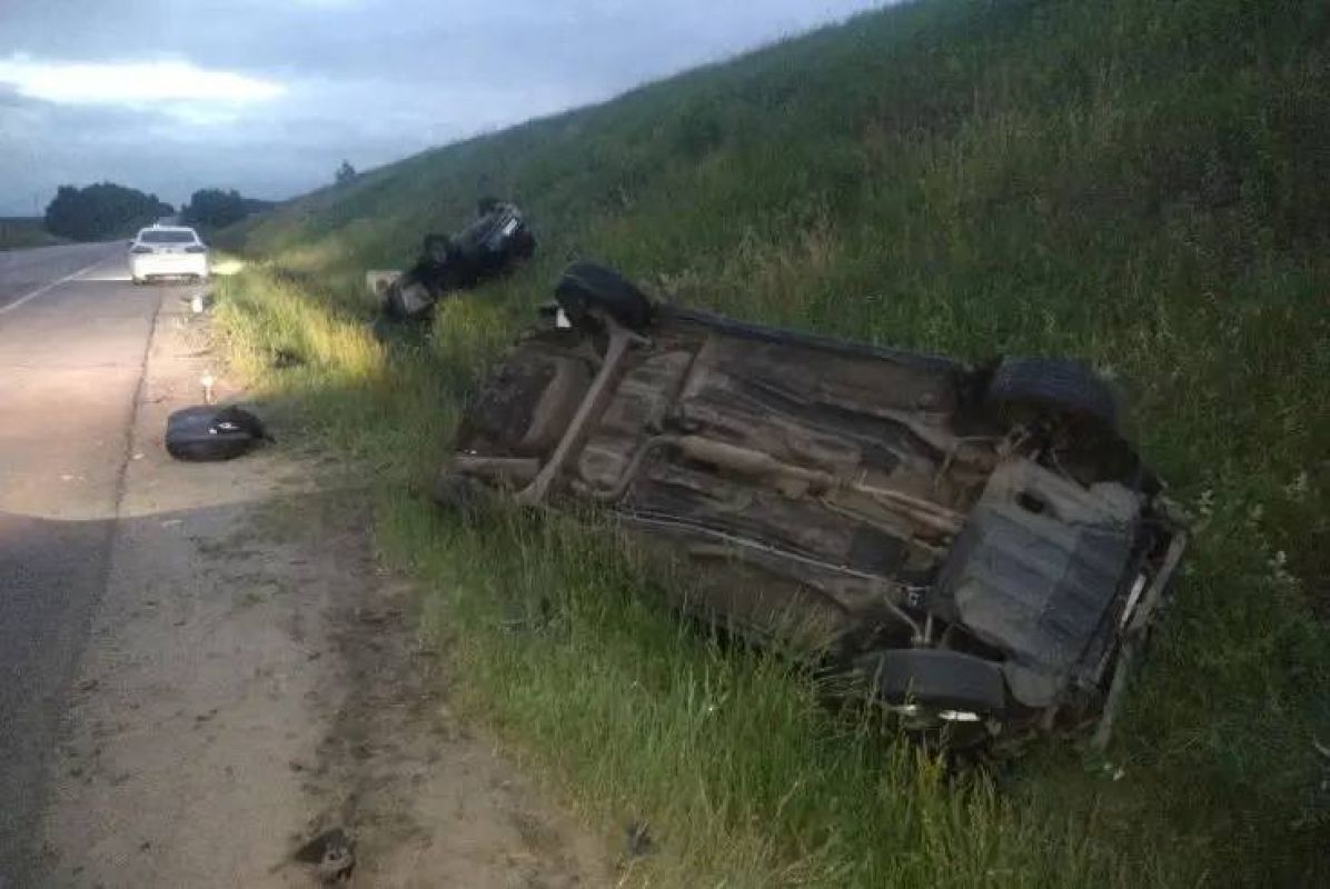 Дорожная жесть: под Липецком КамАЗ улетел в кювет, а легковушки перевернулись