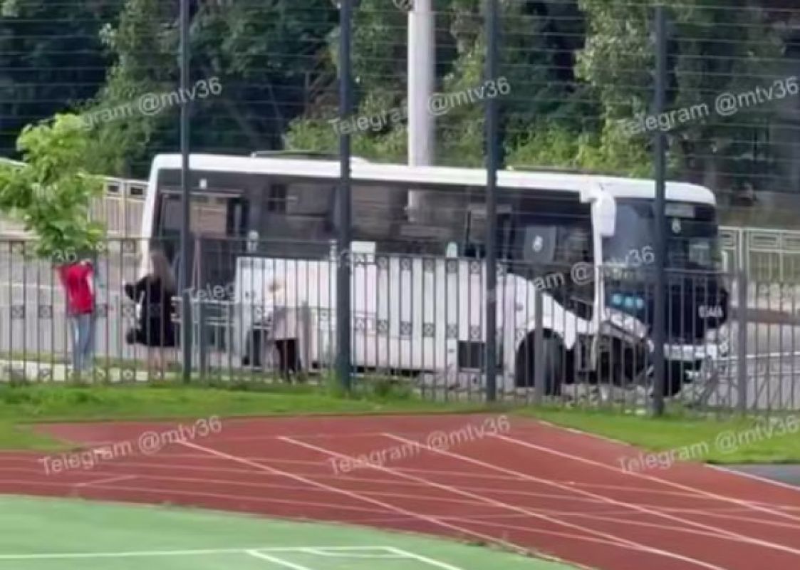 О ДТП с&nbsp;автобусом, протаранившим забор школы, сообщили воронежцы