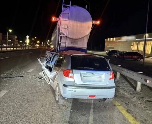 Водитель иномарки погиб, влетев в припаркованный тягач на трассе под Воронежем