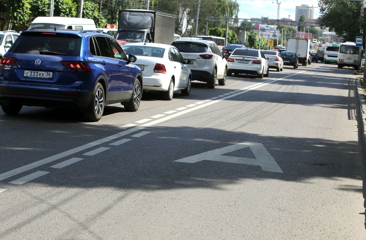 Более 15 автобусов изменили маршрут из-за внезапного перекрытия в Воронеже&nbsp;