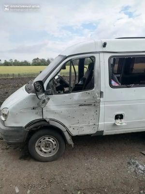 Под Белгородом после атаки дрона людей вытащили из горящей машины