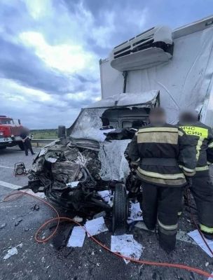 Молодой водитель влетел под фуру на встречке и погиб на воронежской трассе