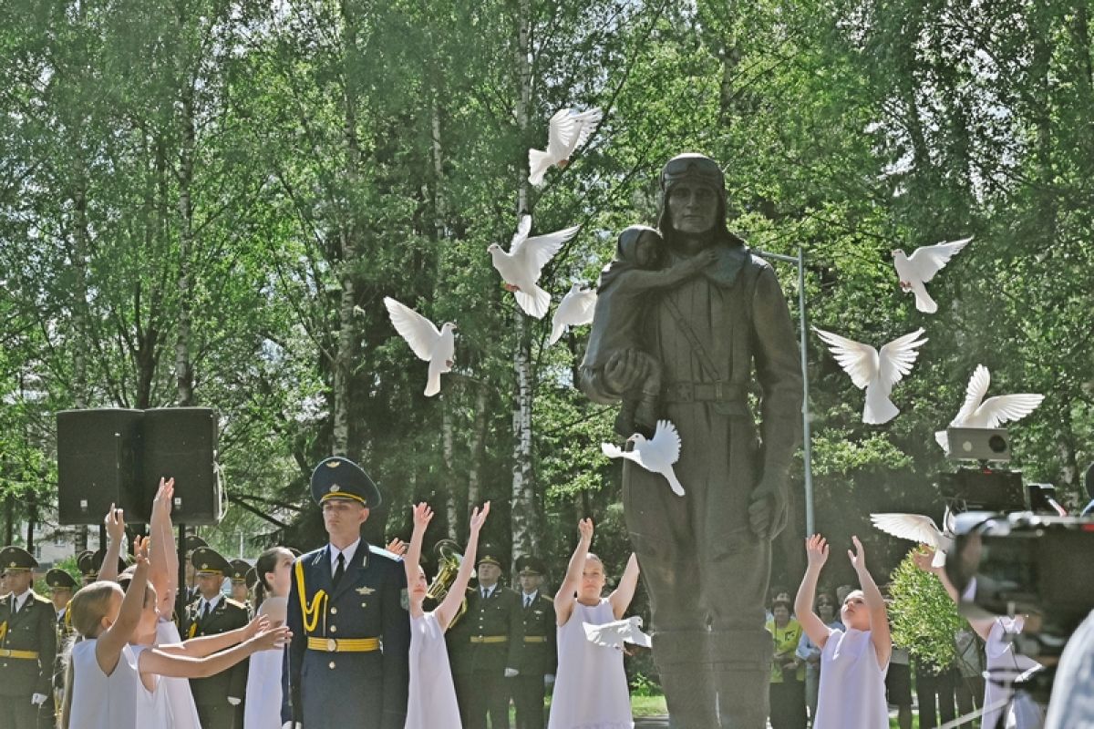 В Беларуси открыли памятник воронежскому лётчику Александру Мамкину&nbsp;