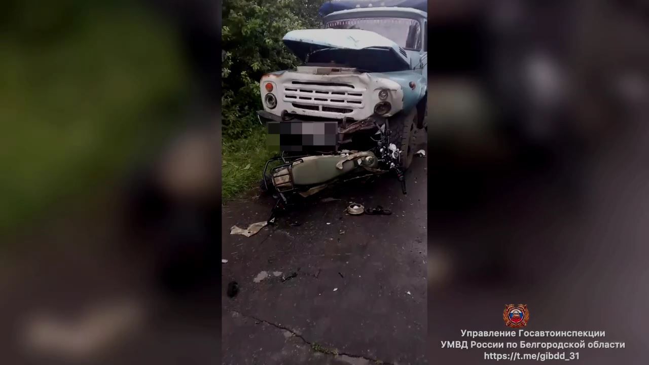 Под Белгородом водитель мотоцикла разбился насмерть после ДТП с грузовиком